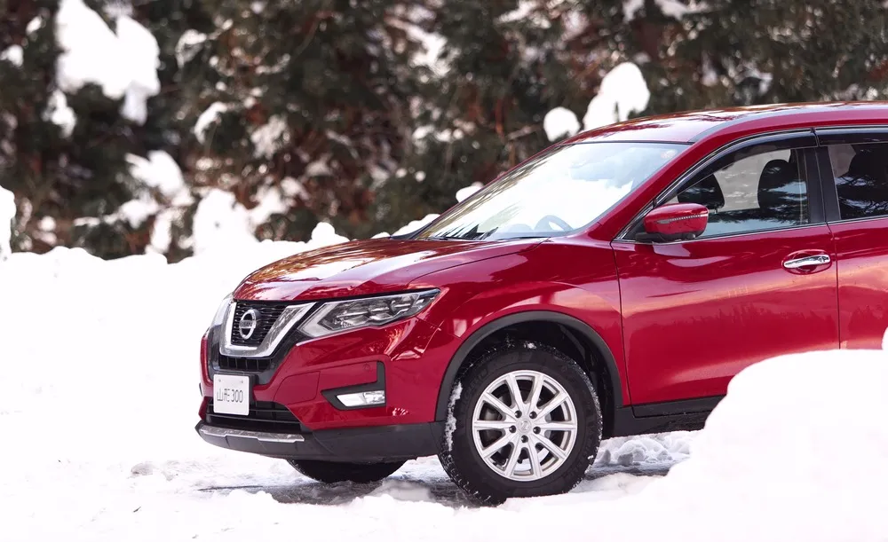 Nissan Rogue in the snow